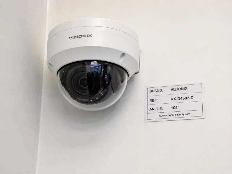 Cámara CCTV con etiquetado de marca y referencia identificada