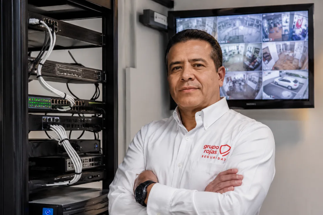Equipo de Grupo Rojas conectando equipos en rack